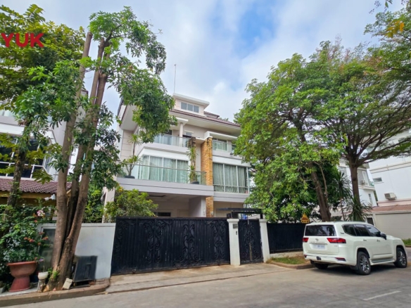 Luxury Corner Queen Villa in Russey Keo