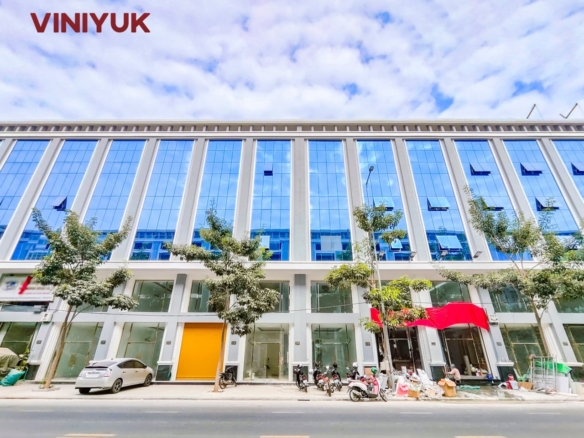 Spacious 8-Bedroom Shophouse in Russei Keo