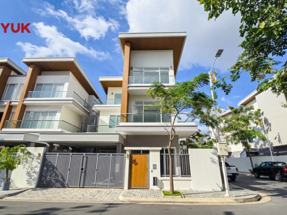 Spacious Corner Queen Villa in Sen Sok