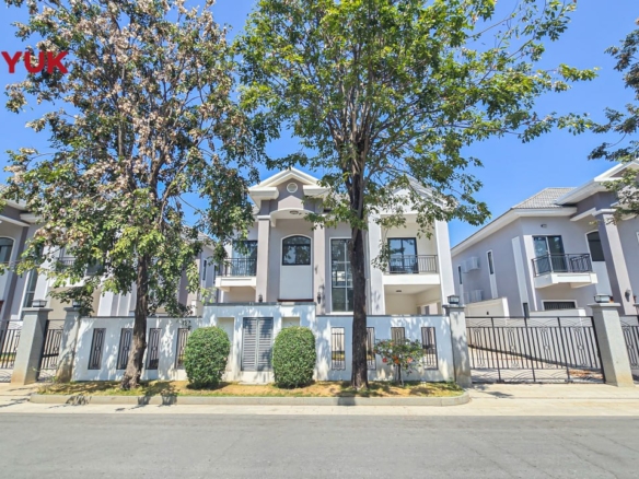 Luxury Queen Villa Facing Grand Park