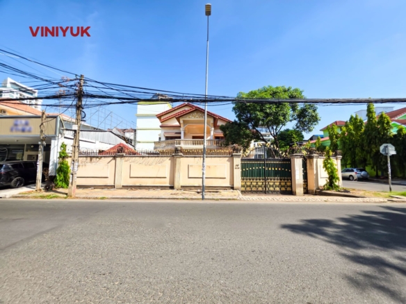 Prime Corner Villa in Upscale Tuol Kork