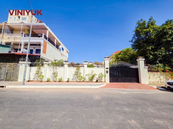 Prime Corner Plot in Trendy Toul Kork