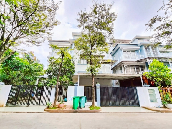 Elite Twin Villa at Peng Huoth 598