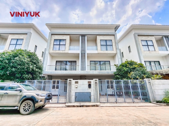 Stylish Twin Villa in Serene Borey Arata