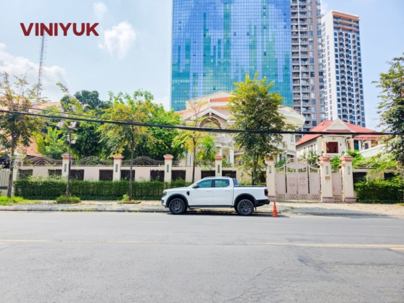 Massive Commercial Villa in Prime Toul Kork
