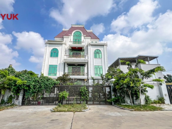 Spacious Luxury Villa Near MLMUPC