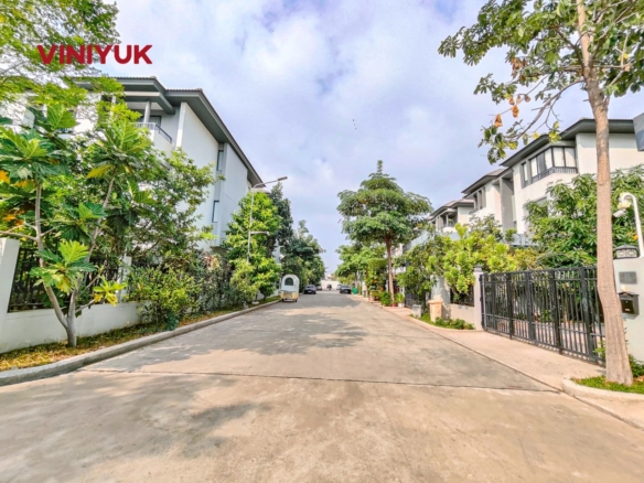 Stunning Corner Twin Villa in Chip Mong