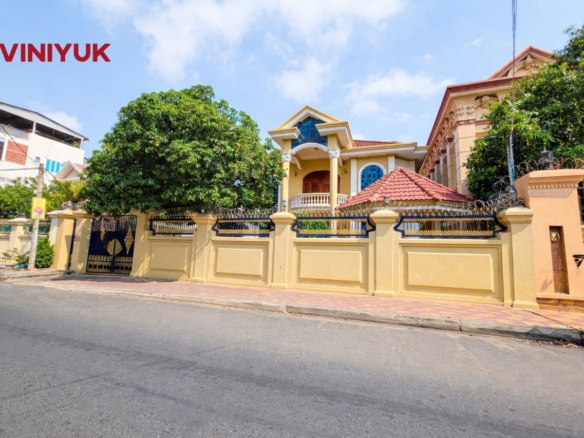 Massive Nine Bedroom Villa in Toul Kork