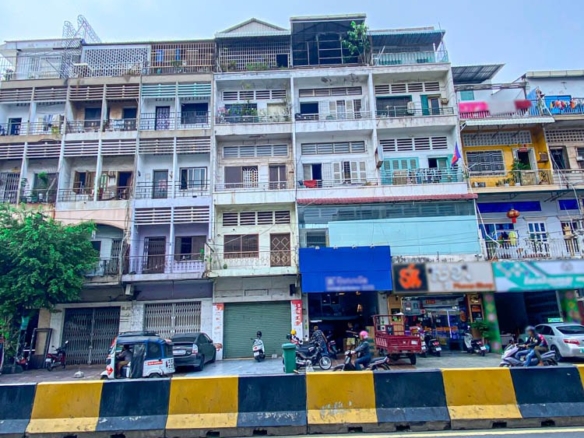 Massive Three-Level Shophouse on Charles de Gaulle