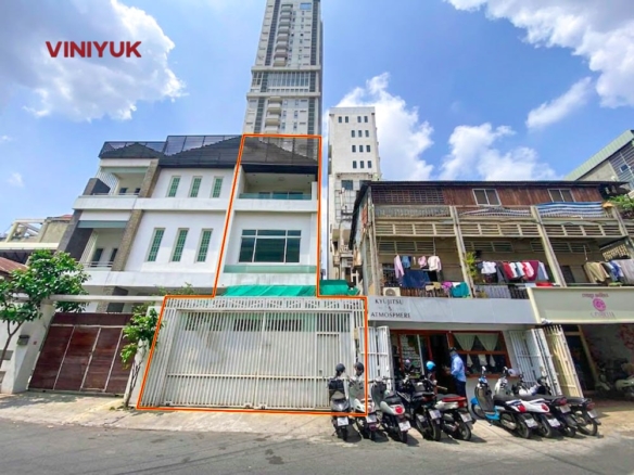 Prime Location Tool Tom Poung Shophouse
