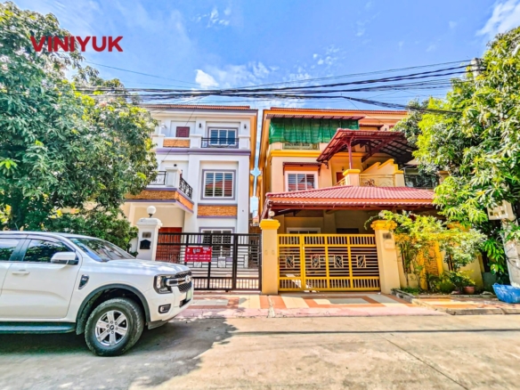Stylish Twin Villa in Guarded Community!