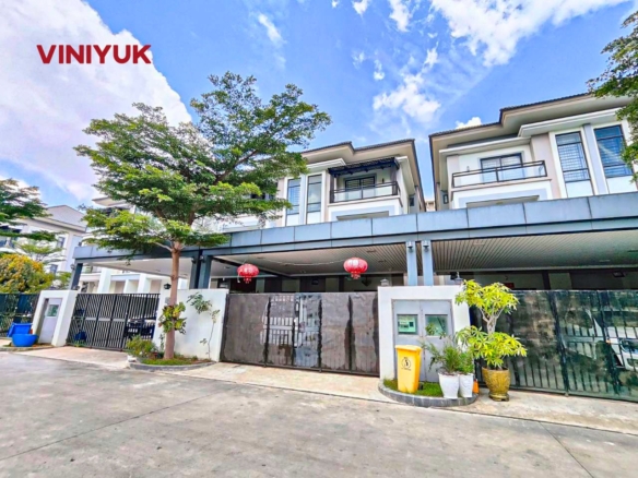 PRESTIGIOUS TWIN VILLA IN PRIME URBAN HUB