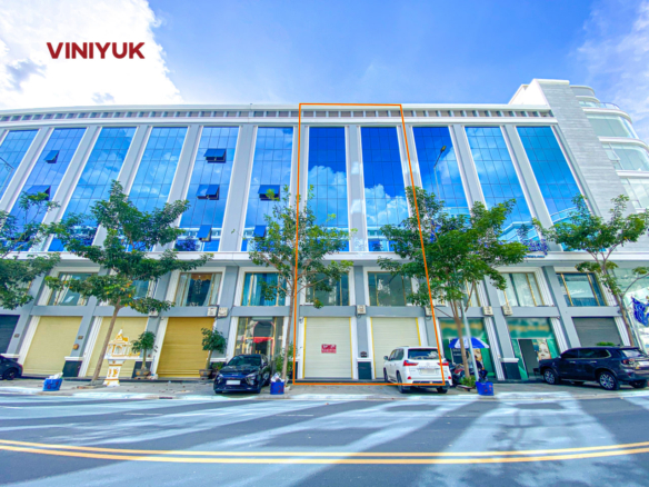 Massive Dual-Connected Business Shophouse