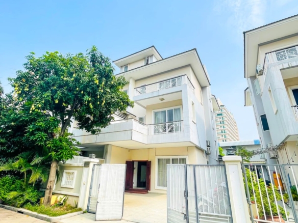 Gorgeous Twin Villa in Premier Location