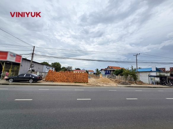 Prime Prime Riverside Land in Chroy Changvar