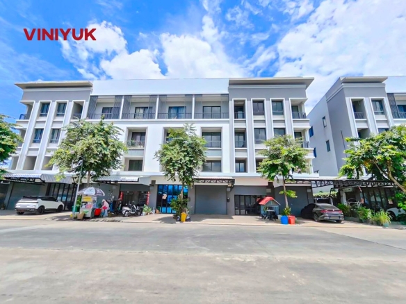 Spacious Shophouse With Side Land For Rent