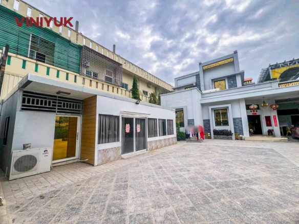 Massive Private Villa Yard Near Street 72P!