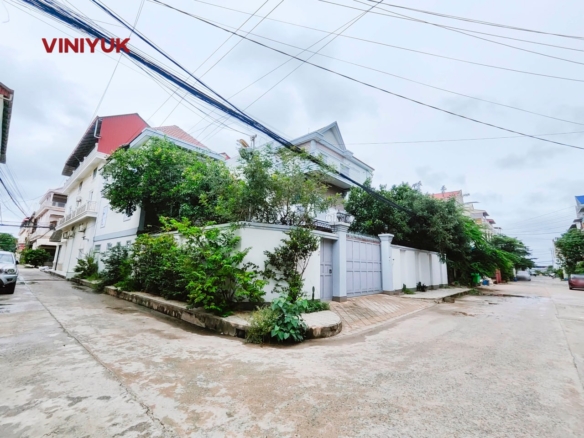 Stunning European Corner Villa Near Airport